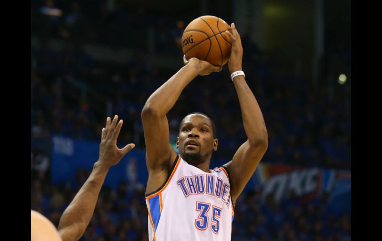 Kevin Durant anotó 33 puntos, capturó ocho rebotes y repartió siete asistencias. AFP /