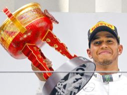 Lewis obtuvo hoy en el Gran Premio de China su tercera victoria consecutiva de la temporada. EFE /