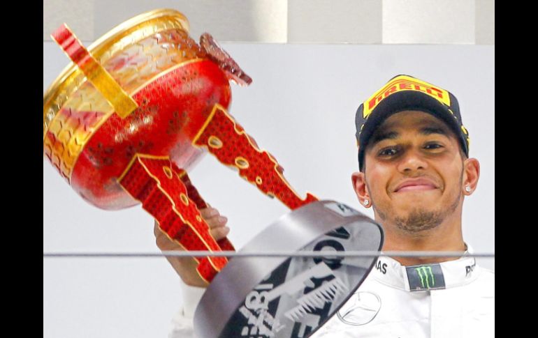 Lewis obtuvo hoy en el Gran Premio de China su tercera victoria consecutiva de la temporada. EFE /