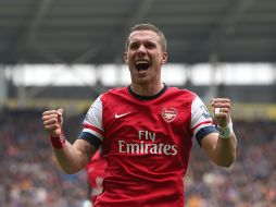 Lukas Podolski del Arsenal celebra el tercer gol que le propina al Hull City y le da la victoria a su equipo. AP /