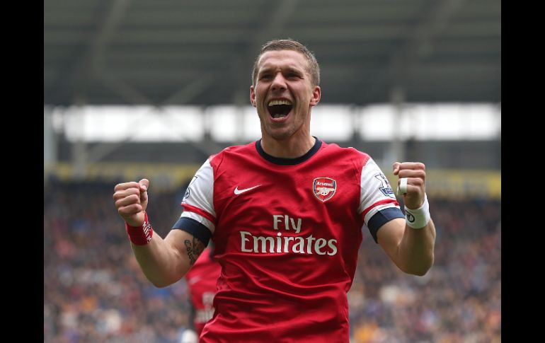 Lukas Podolski del Arsenal celebra el tercer gol que le propina al Hull City y le da la victoria a su equipo. AP /