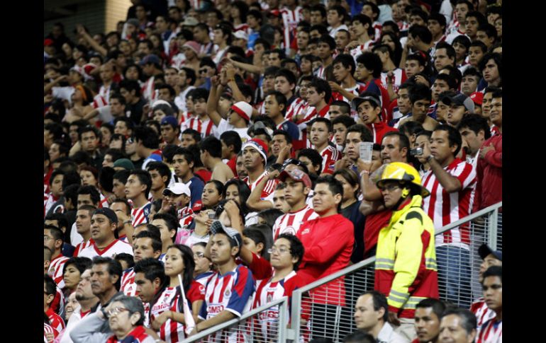 Los barristas del chiverio acuden al Olímpico Universitario para apoyar al Rebaño que juega contra Pumas. ARCHIVO /