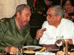 La amistad con Fidel Castro conviertieron a García Márquez en el blanco de la derecha colombiana. ARCHIVO /