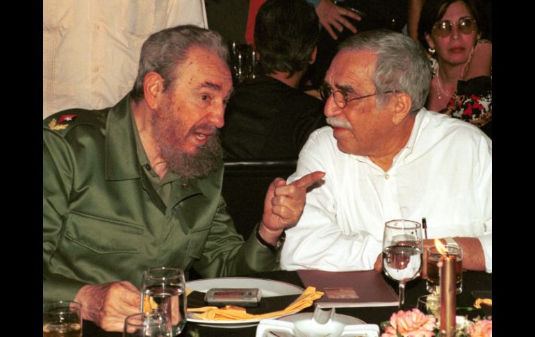 La amistad con Fidel Castro conviertieron a García Márquez en el blanco de la derecha colombiana. ARCHIVO /