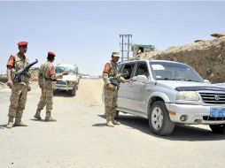 Miembros de la policía de Yemen toman las medidas de seguridad necesarias después del ataque. EFE /