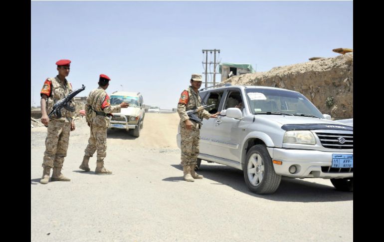 Miembros de la policía de Yemen toman las medidas de seguridad necesarias después del ataque. EFE /