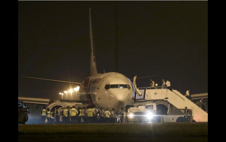 La aerolínea dijo que los 159 pasajeros y siete tripulantes bajaron del avión. EFE /