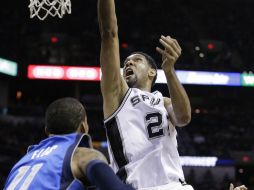 Duncan anota durante el partido. AP /