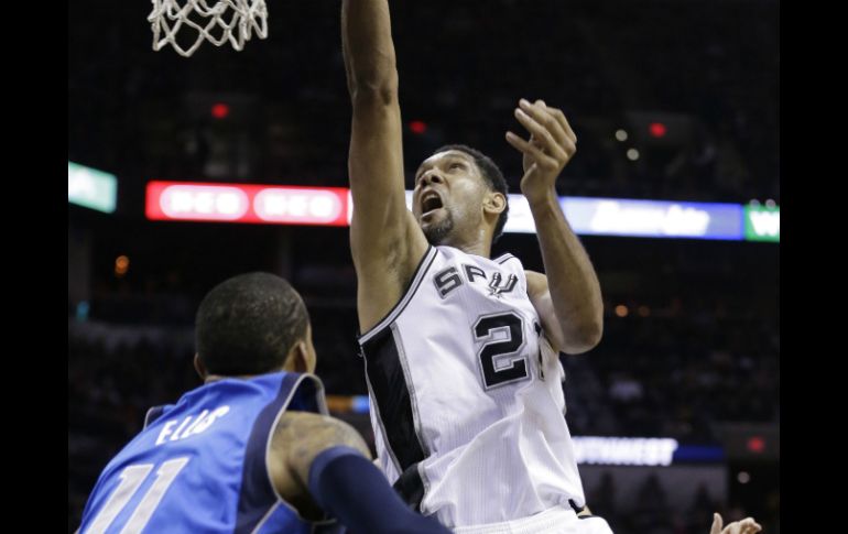 Duncan anota durante el partido. AP /