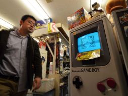 Un hombre pasa junto una representación del gameboy en una tienda de Nintendo. ARCHIVO /