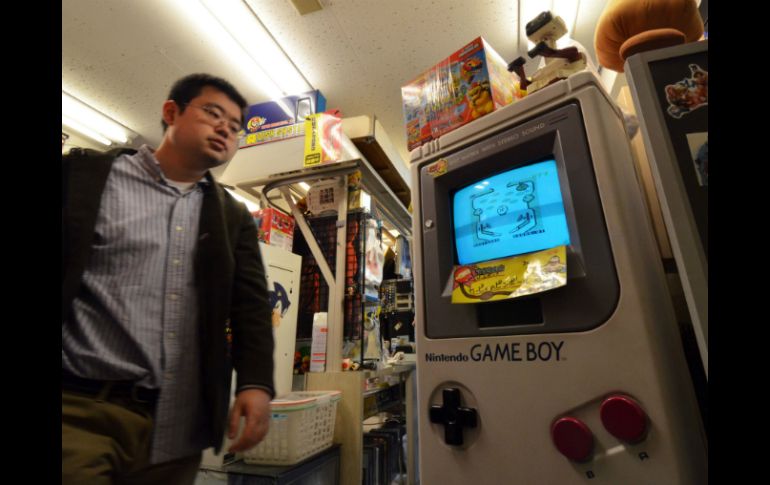 Un hombre pasa junto una representación del gameboy en una tienda de Nintendo. ARCHIVO /