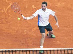 A tiempo. Stanislas Wawrinka sube a la red para rematar una pelota. El tenista suizo ganó la final por parciales de 4-6, 7-6 (5), 6-2. AP /