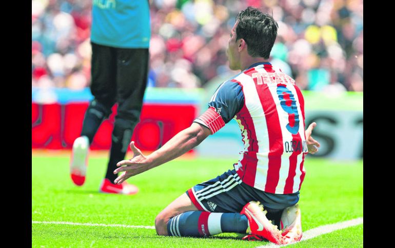 Impotente. El capitán del Rebaño, Omar Bravo, tuvo otro partido para el olvido en el ataque rojiblanco. MEXSPORT /