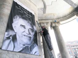 Todo listo. Ayer iniciaron los preparativos para el homenaje a Gabriel García Márquez que se realizará esta tarde en Bellas Artes. NTX /