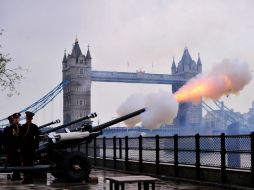 Soldados británicos realizan 62 disparos cerca de la Torre de Londres, en honor al cumpleaños 88 de la reina Isabel II. AFP /