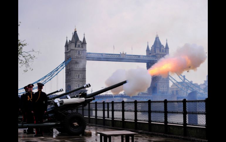 Soldados británicos realizan 62 disparos cerca de la Torre de Londres, en honor al cumpleaños 88 de la reina Isabel II. AFP /