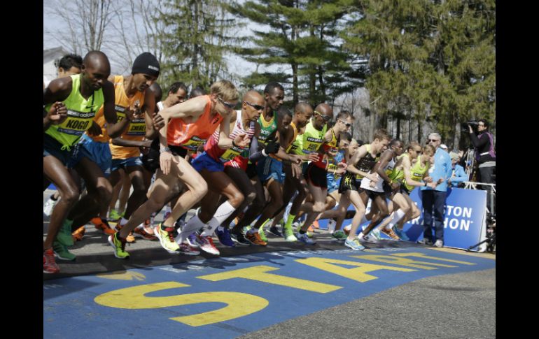 El maratón de este año cuenta con más corredores que la anterior, en un alarde de valentía por parte de los atletas. AP /