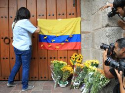 Desde que fue anunciada la muerte del autor, sus seguidores han llevado flores amarillas a su domicilio. ARCHIVO /