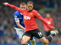 ''Chicharito'' sigue vigente y ahora el ex delantero del Arsenal, el inglés Ian Wright, pide a su ex equipo ''comprarlo''. AFP /