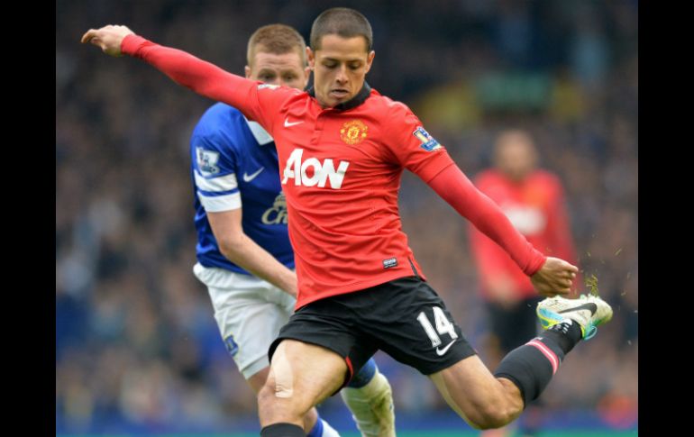 ''Chicharito'' sigue vigente y ahora el ex delantero del Arsenal, el inglés Ian Wright, pide a su ex equipo ''comprarlo''. AFP /