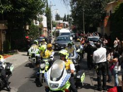 Las cenizas del escritor salen de su domicilio en medio de un fuerte dispositivo de seguridad. EFE /