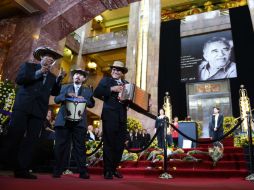 Un trío tocó vallenato durante el homenaje al escritor. AFP /