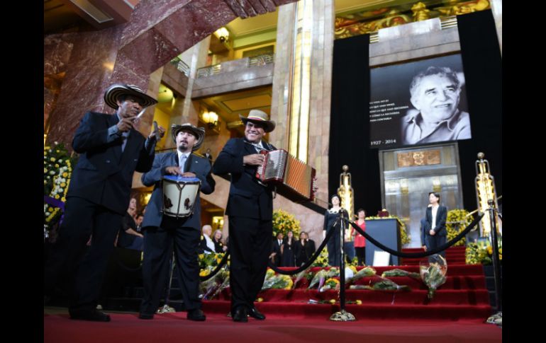 Un trío tocó vallenato durante el homenaje al escritor. AFP /