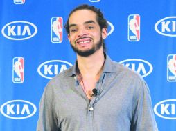 Junto a una leyenda. Joakim Noah sostiene el galardón al Jugador Defensivo del Año. AP /