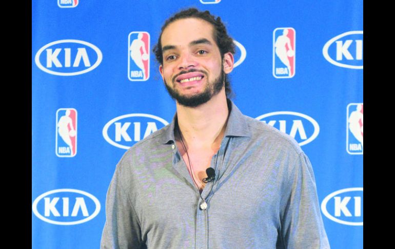 Junto a una leyenda. Joakim Noah sostiene el galardón al Jugador Defensivo del Año. AP /