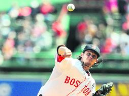 Trabaja poco. El abridor Clay Buchholz ejecuta un lanzamiento durante su apertura del lunes. AFP /