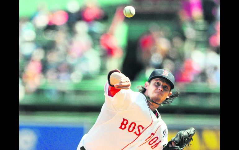 Trabaja poco. El abridor Clay Buchholz ejecuta un lanzamiento durante su apertura del lunes. AFP /