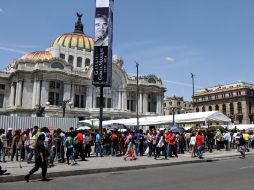 La gente hizo largas filas que llegaron al Hemiciclo a Juárez y se extendieron por La Alameda. NTX /