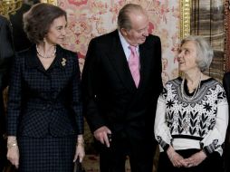 Elena Poniatowska, en compañía de los reyes de España. La escritora recibirá mañana el Premio Cervantes 2013. NTX /