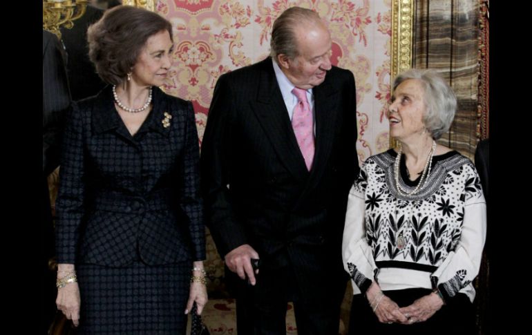 Elena Poniatowska, en compañía de los reyes de España. La escritora recibirá mañana el Premio Cervantes 2013. NTX /