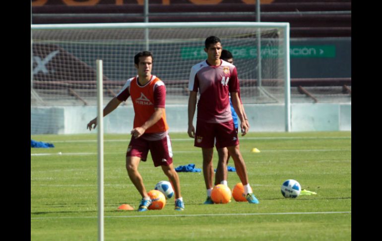 Los Tecos practicaron este jueves a puerta cerrada en la cancha del Estadio 3 de Marzo.  /