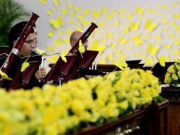 Los músicos de la Orquesta Sinfónica Nacional de Colombia llevaron mariposas amarillas prendidas en sus trajes. EFE /