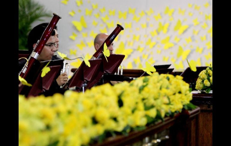 Los músicos de la Orquesta Sinfónica Nacional de Colombia llevaron mariposas amarillas prendidas en sus trajes. EFE /