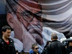 Vista de una valla con la fotografía del escritor García Márquez, que fue puesta en la Alcaldía de Bogotá. EFE /