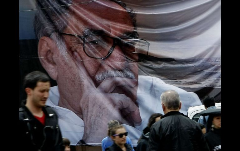 Vista de una valla con la fotografía del escritor García Márquez, que fue puesta en la Alcaldía de Bogotá. EFE /