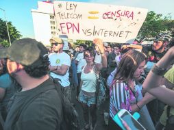 Activistas protestaron tanto en Guadalajara (foto) como en la Ciudad de México en contra de las reformas a telecomunicaciones.  /