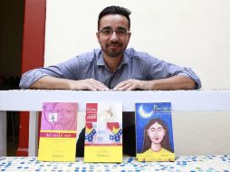 En la imagen, Jorge Yong, diseñador de los libros, durante la presentación de las obras.  /