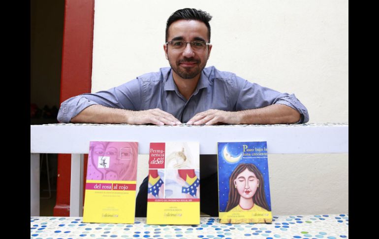 En la imagen, Jorge Yong, diseñador de los libros, durante la presentación de las obras.  /