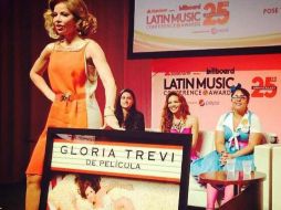 Gloria Trevi en el panel de 'Divas' recibe Disco de Platino y Oro. ESPECIAL /