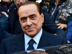 Berlusconi sale de la oficina judicial de Milán, donde firmó el documento que recoge las medidas en su contra. AFP /