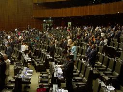 Los legisladores guardaron un minuto de silencio en honor al fallecido escritor. NTX /