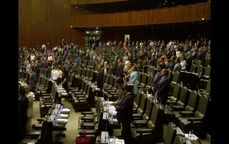 Los legisladores guardaron un minuto de silencio en honor al fallecido escritor. NTX /