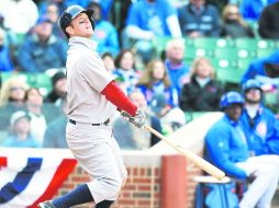 Su fiesta aparte. Aaron Hill conecta un triple que remolcó dos carreras en la novena entrada. AP /