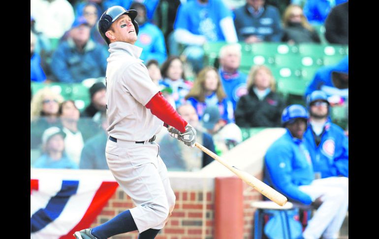 Su fiesta aparte. Aaron Hill conecta un triple que remolcó dos carreras en la novena entrada. AP /