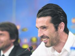 Il Capitano. Gianluigi Buffon, portero y capitán de la Juventus, junto a su entrenador, Antonio Conte, ayer en Lisboa, Portugal. AFP /