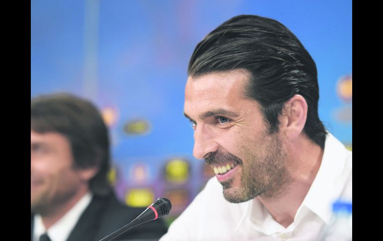 Il Capitano. Gianluigi Buffon, portero y capitán de la Juventus, junto a su entrenador, Antonio Conte, ayer en Lisboa, Portugal. AFP /